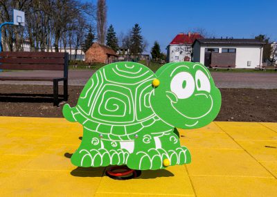 Nowy plac zabaw w Sulnowie, widok na huśtawkę w kształcie żółwia