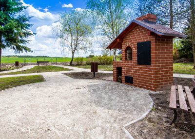 widok na murowany grill w centrum rekreacyjnym we Wiągu