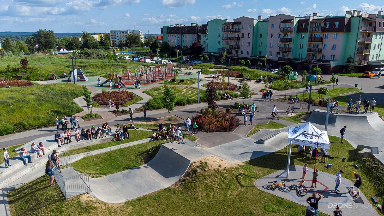 widok z drona na Art park, rampy dla rowerów oraz park zabaw dla dzieci