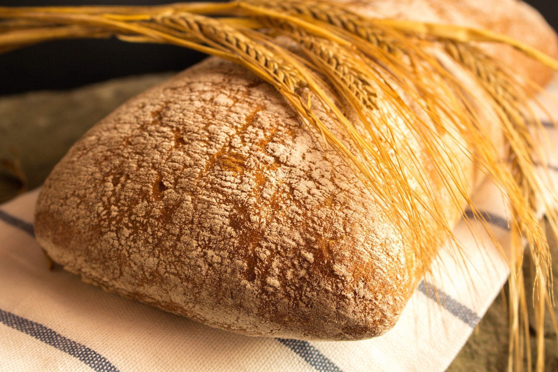 na obrazku kłosy zboża połozone na chlebie