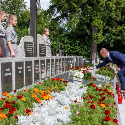Burmistrz Świecia Krzysztof Kułakowski wraz z przewodniczacym Rady Miejskiej Jerzym Wójcikiem składa kwiaty na pomniki pomordowanych w czasie II Wojny Światowej mieszkańcóe Świecia