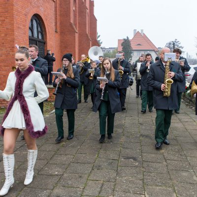 obchody 103. rocznicy odzyskania niepodległości, orkiestra przechodząca obok Kościoła św. Andrzeja Boboli