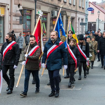 obchody 103. rocznicy odzyskania niepodległości, delegacja ze sztandarem Świecie przechodząca ulicami miasta