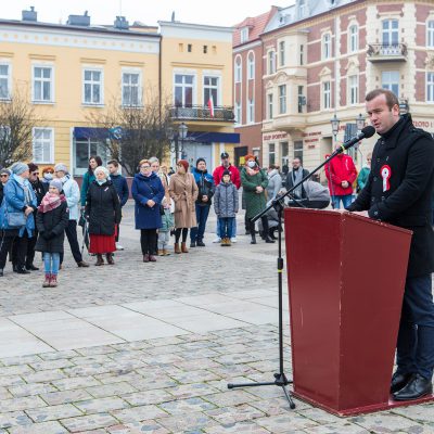 obchody 103. rocznicy odzyskania niepodległości, Burmistrz Krzysztof Kułakowski za mówinicą na Dużym Rynku
