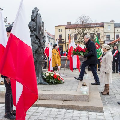 obchody 103. rocznicy odzyskania niepodległości, przedstawicie Powiatu Świeckiego składają kwiaty przed pomnikiem na Dużym Rynku