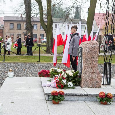 obchody 103. rocznicy odzyskania niepodległości, radny Sejmiku Województwa Kujawsko Pomorskiego Tadeusz Pogoda składa wiązankę na cmentarzu przy Kościele św. Andrzej Boboli