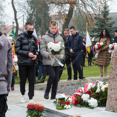 obchody 103. rocznicy odzyskania niepodległości, mieszkańcy Świecia składający wiązanki na cmentarzu przy Kościele św. Andrzej Boboli