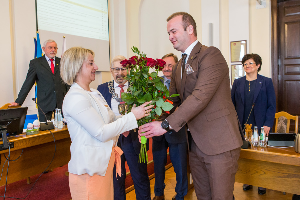 Burmistrz Krzysztof Kułakowski wręcza kwiaty Iwonie Mazelewskiej
