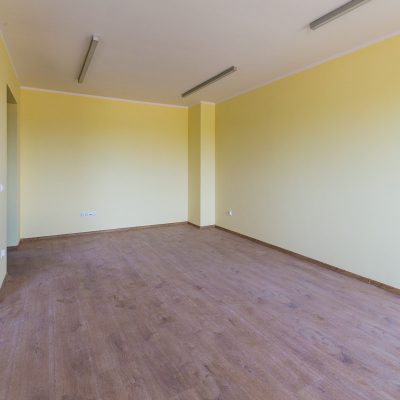 pusty pokój z żółtymi ścianami w domu z mieszkaniami chronionymi