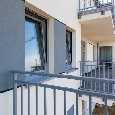 widok z balkonu na inny balko w domu z mieszkaniami chronionymi
