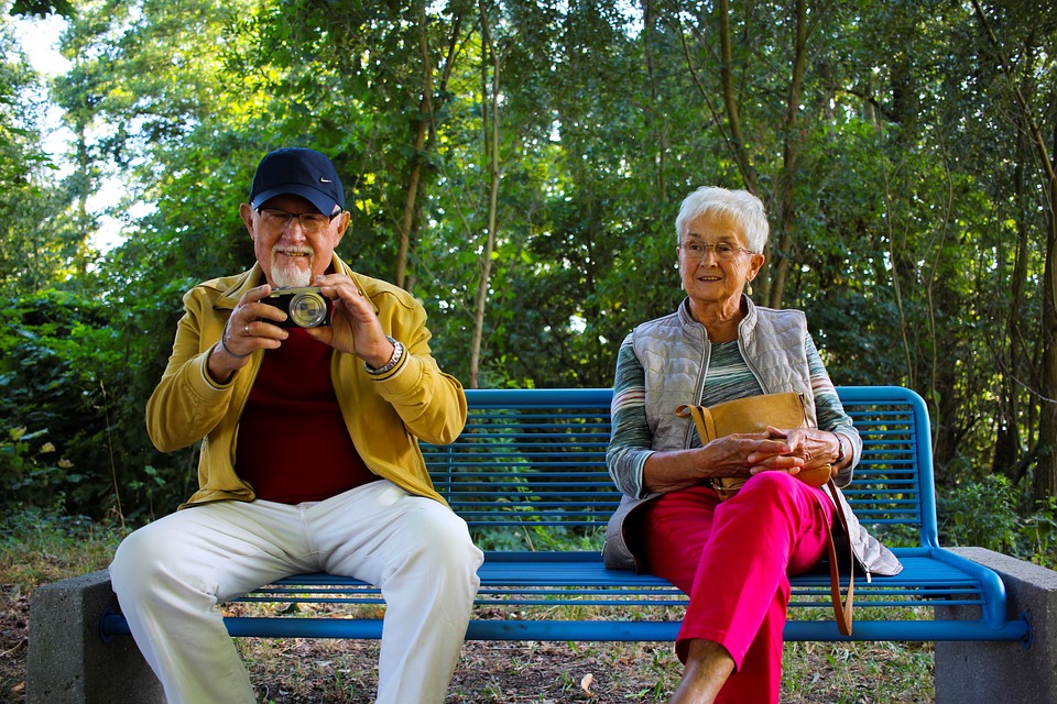 dwie starsze osoby na ławce