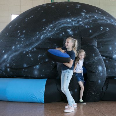 dzieci bawiące się w Planetobusie