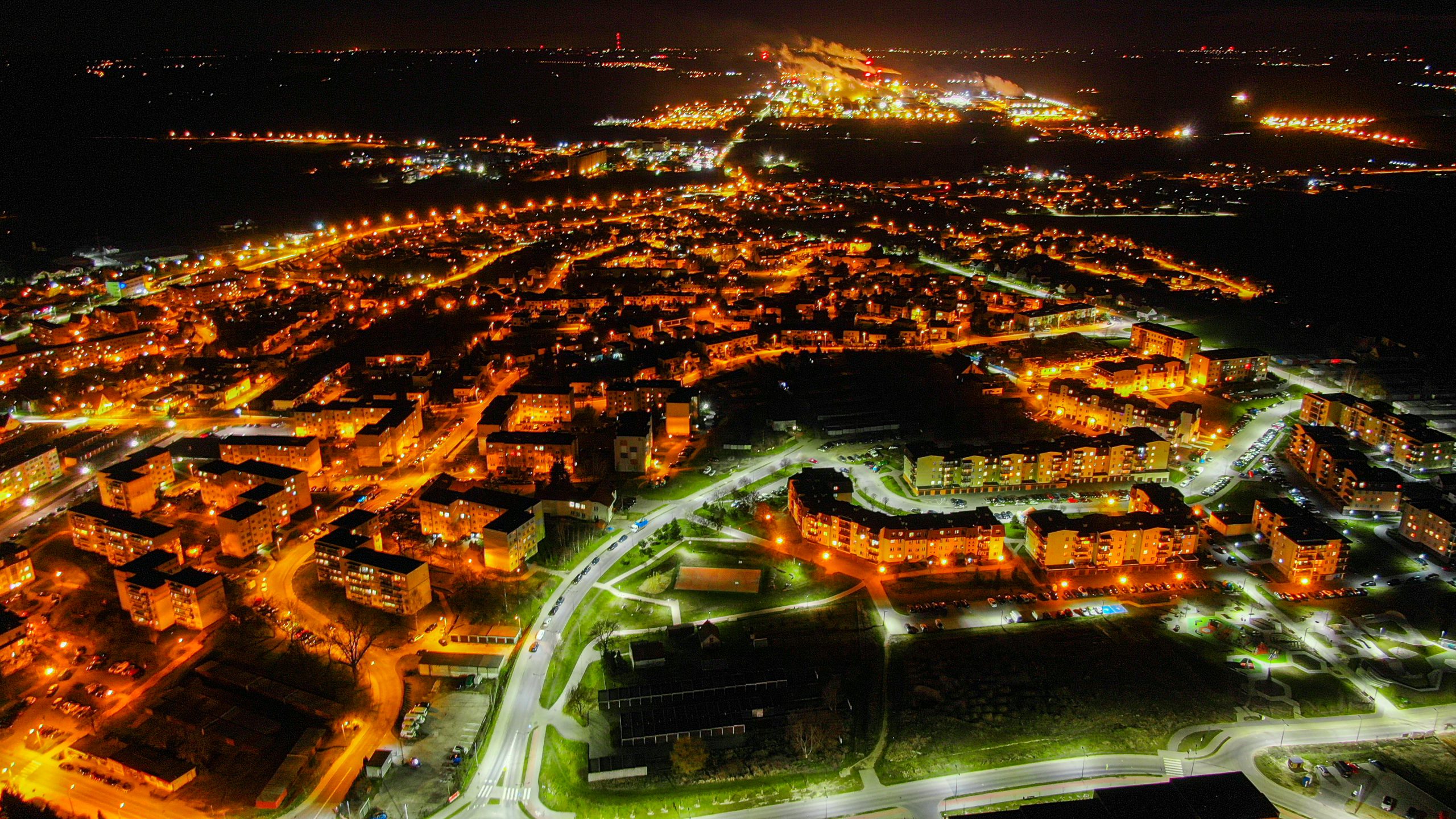 Nocne zdjęcie Świecia z drona