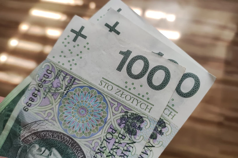 trzy banknoty po 100 złotych