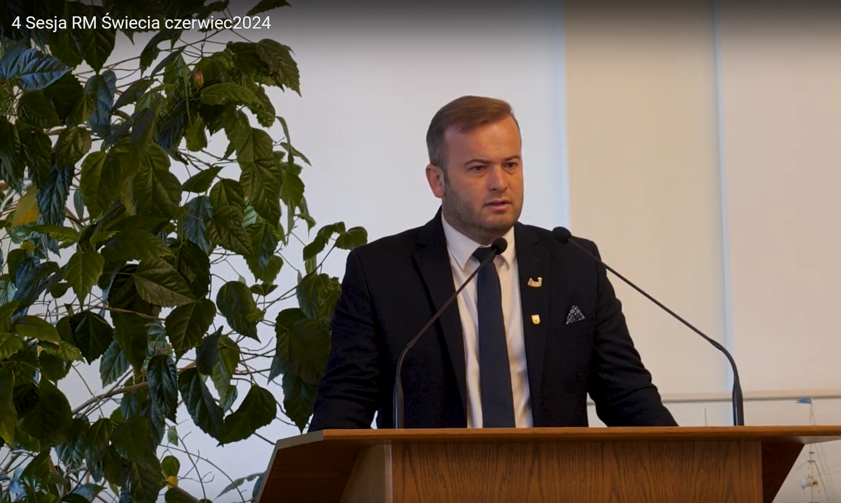 Burmistrz Świecia Krzysztof Kułakowski za mównicą podczas 4 sesji Rady Miejskiej w Świeciu w roku 2024