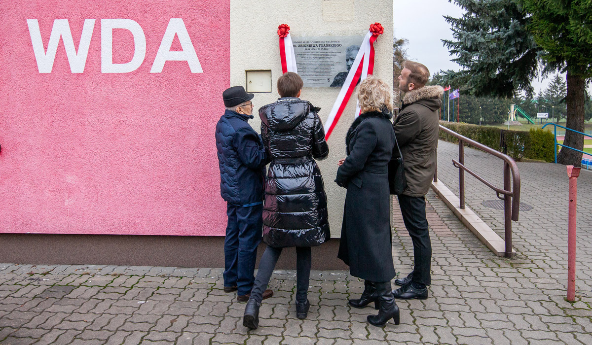 Odsłonięcie tablicy na stadionie Wdy